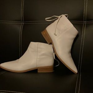 Splendid Niva White Leather Pointed Toe Ankle Booties, size 5